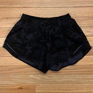 Lululemon hotty hot shirt 4” in black/gray camo pattern